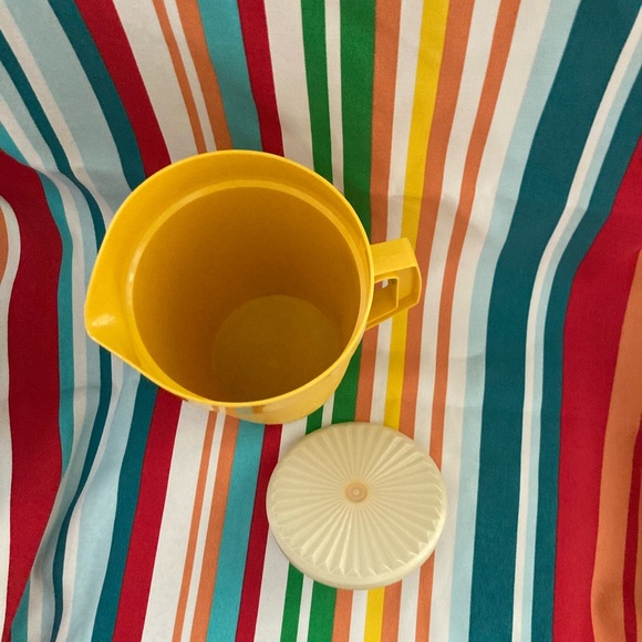 Vintage Tupperware Yellow Pitcher EUC retro pitcher Tupperware 2 Quart excellent - Picture 12 of 13